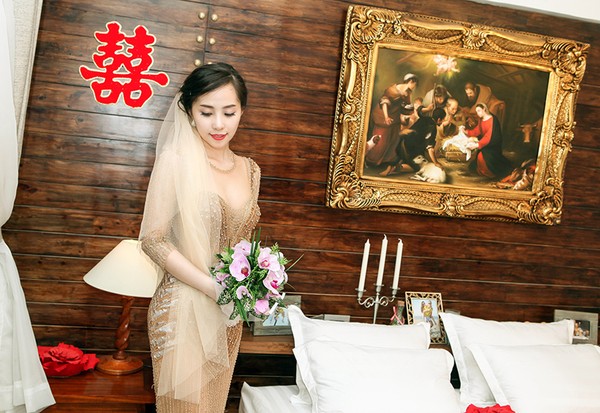 Ngay sau lễ ăn hỏi, cô đã thay bộ áo cưới vô cùng xinh đẹp.